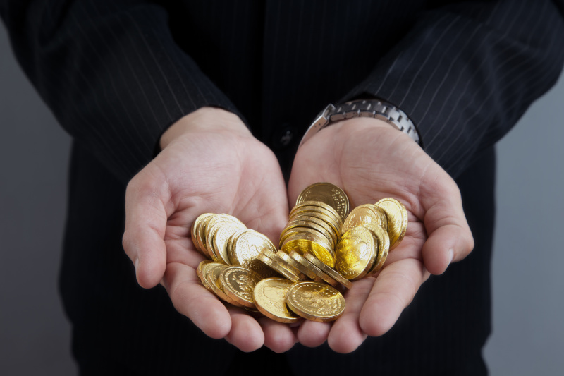 商人手里拿着硬币,特写镜头图片下载