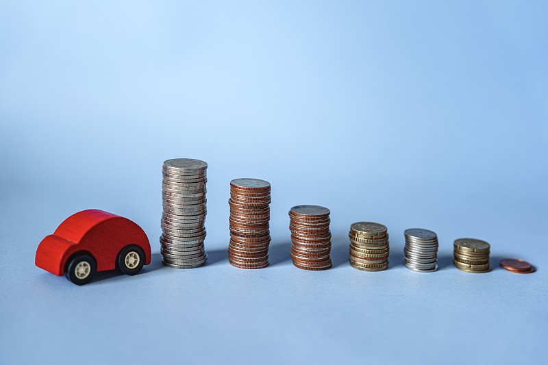 为电动汽车,小型汽车,汽车贷款,购买和出售电动汽车存钱图片下载