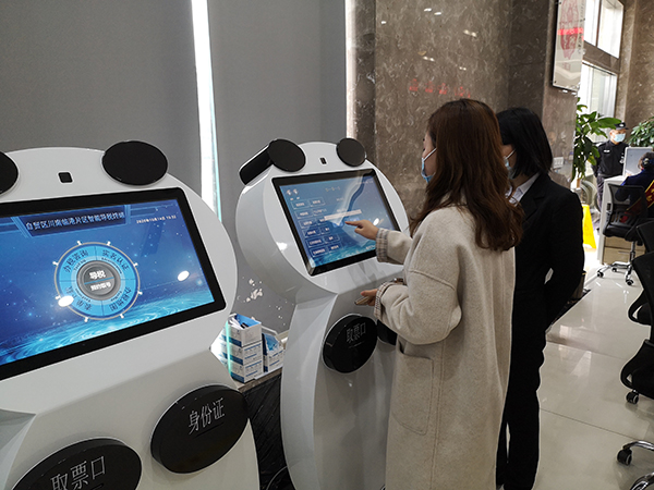 四川泸州：时间刻度标注营商环境优化力度_fororder_办税人员在智能导税机器人办理业务-李岗摄