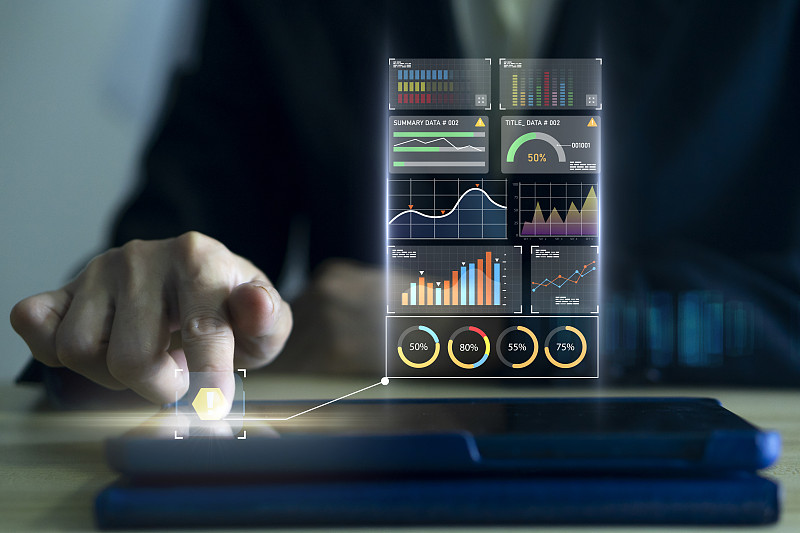 项目经理使用甘特图计划进度,跟踪里程碑和更新任务进度图片下载