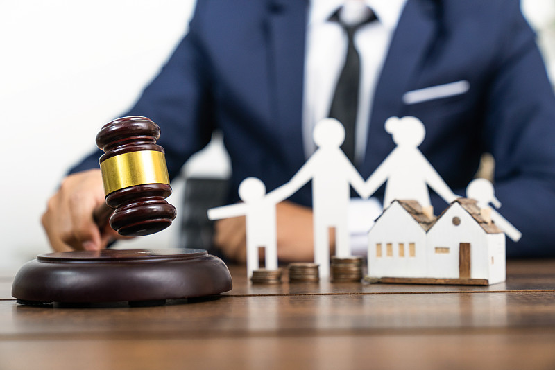 住房贷款法概念，住房保险法概念，房屋模型与木槌和钱在桌子上。前视图。空间的文本。图片下载