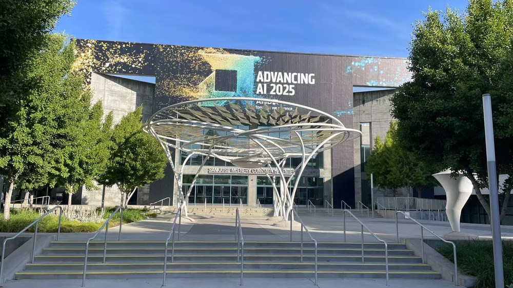 AMD于Advancing AI 2025峰会发布MI350系列AI加速器，推理性能较上一代提升了35倍
