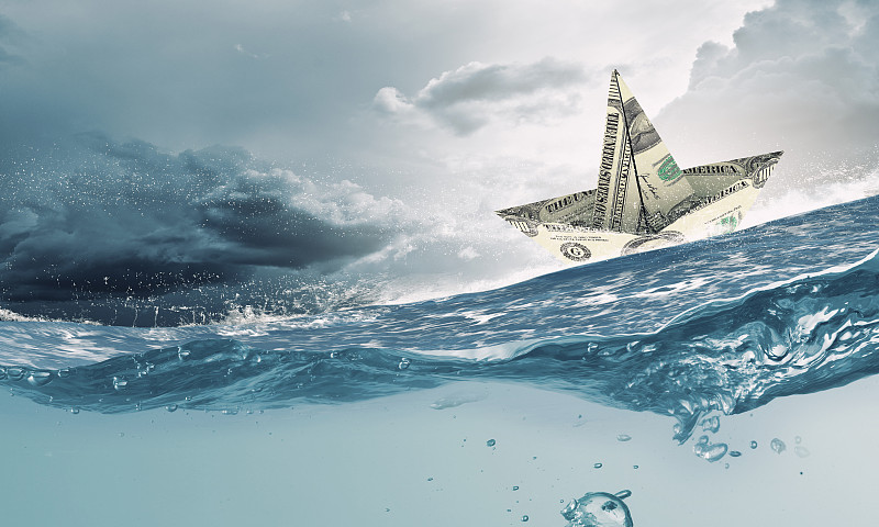 美元船在水中。由浮在水上的美元钞票制成的船图片下载