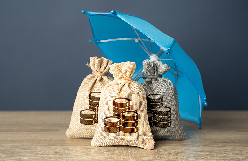 桌子上麻袋里的人造花特写图片下载