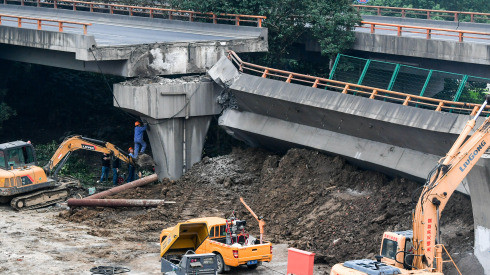 江苏无锡高架桥侧翻事故救援现场。 新华社图
