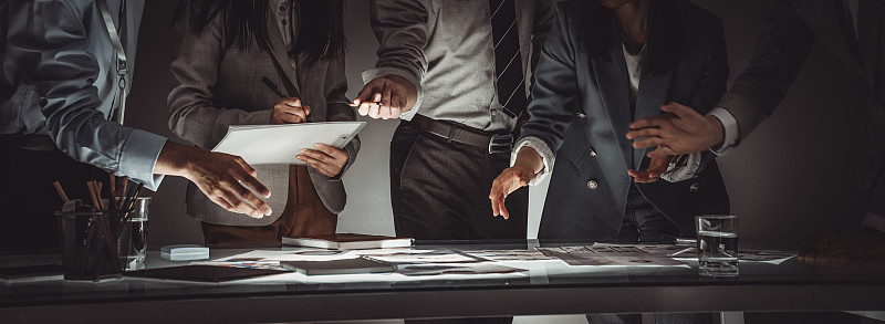 商务人士在办公室里讨论工作图片下载