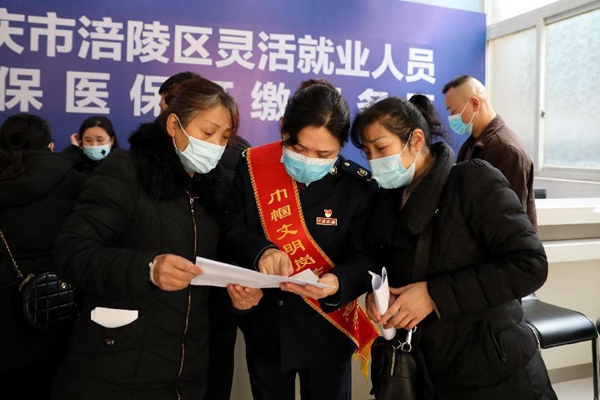 全国道德模范、“心玲小家”工作室主要带头人徐玲玲辅导缴费人办理社保费补缴业务。吴楠摄