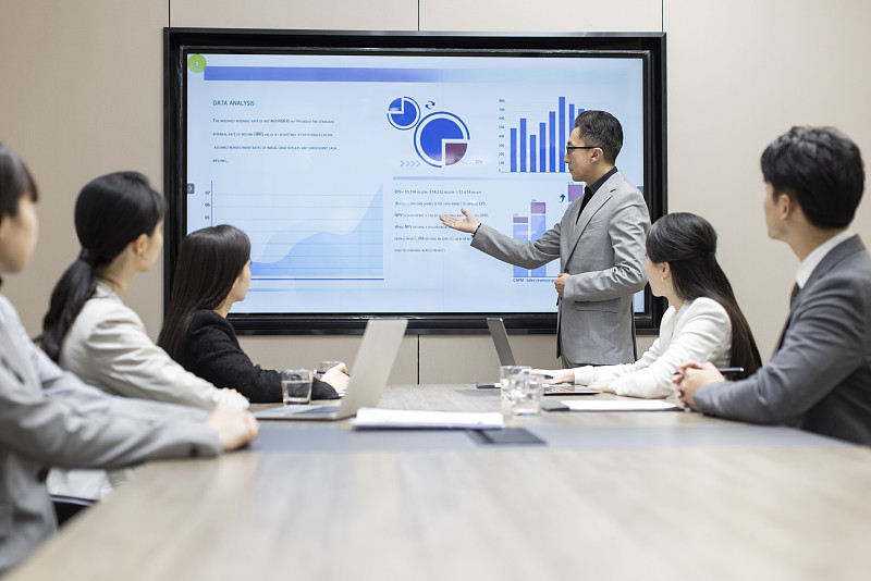 Confident business people having a meeting图片下载