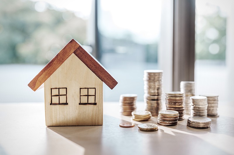 家庭概念，家庭储蓄，家庭销售，金钱和房子，商业和金融概念图片下载