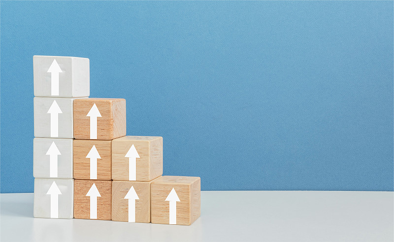 木块与箭头业务概念静物,白色箭头向上移动木块,成就,概念,评级,满意的概念图片下载