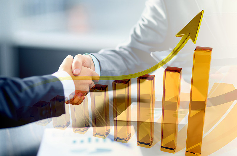 经济图:握手和上升箭头图片下载