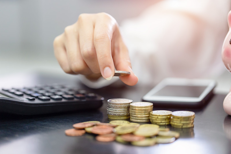 近手握欧元硬币堆叠显示概念增长业务和富裕图片下载