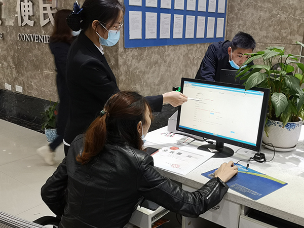 四川泸州：时间刻度标注营商环境优化力度_fororder_工作人员指导办税人员网上智能申报-李岗摄