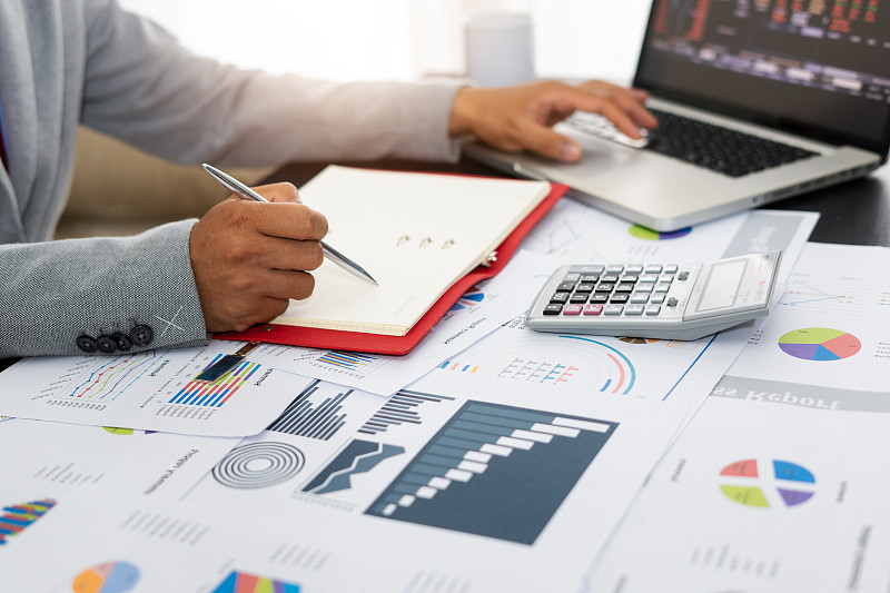 商人用电脑分析投资图表。会计图片下载