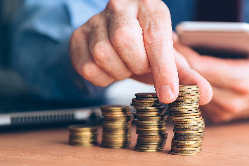 财务和预算，商人堆叠硬币图片下载