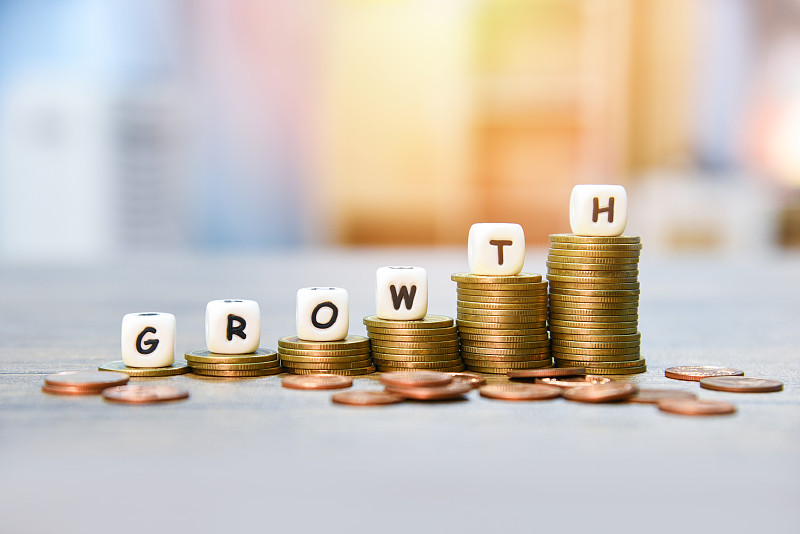 硬币与文字在桌子上的特写图片下载