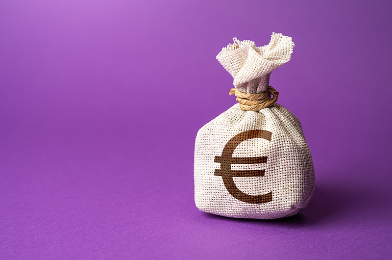 在蓝色背景下的口袋里的货币特写图片下载