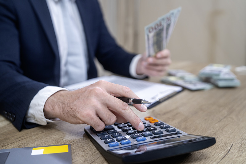 人用计算器会计计算成本经济账单与钱堆积步骤增长增长节省金钱图片下载