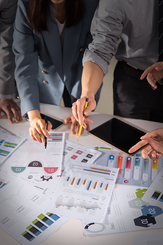 商务人士在办公室里讨论工作图片下载