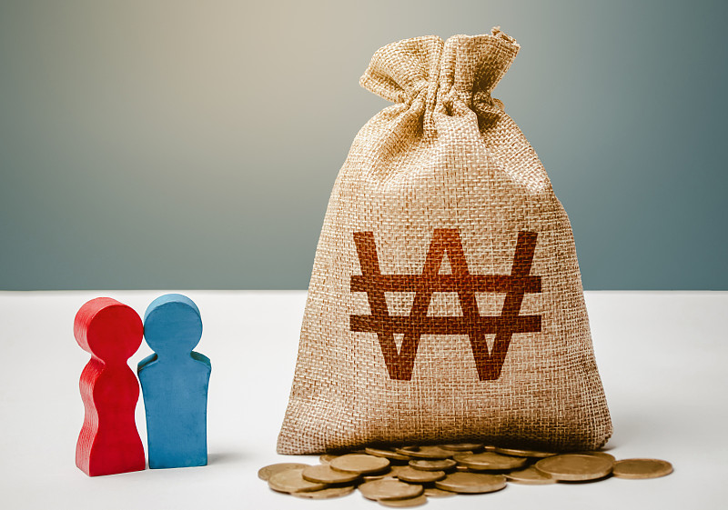 一对小雕像和韩国赢得金钱袋,乌克兰图片下载