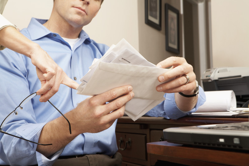 情侣们在看邮件和付账单图片下载