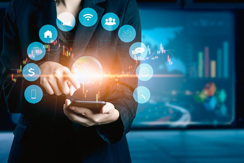 商业女性使用手机分析数据和经济增长曲线图。技术、数字营销和网络连接。图片下载