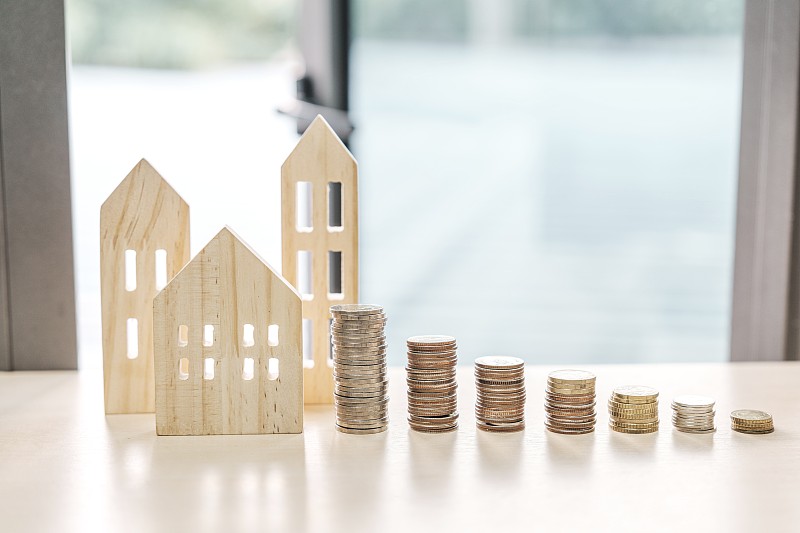 买卖房子，家的概念，家的储蓄，卖房子，钱和房子图片下载