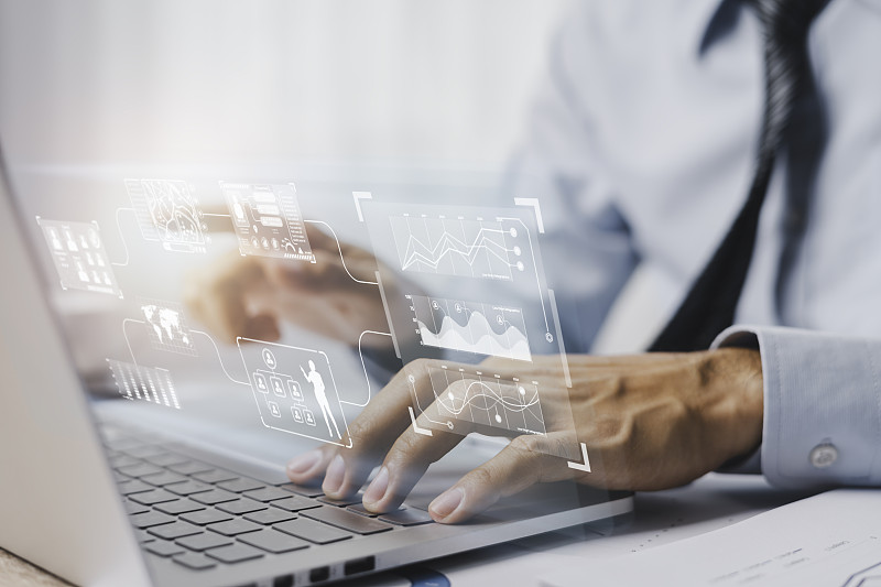 商人使用电脑将KPI报告和指标连接起来图片下载