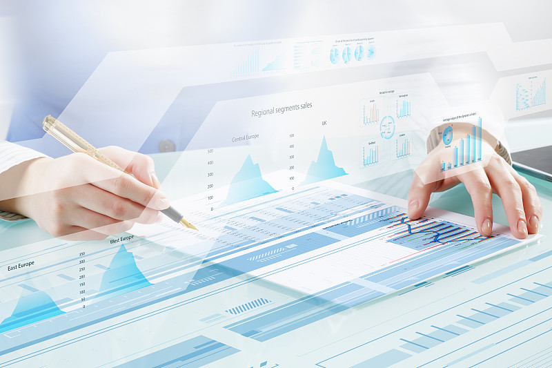 财务分析和预测。商人用钢笔手写和数字商业信息图图片下载