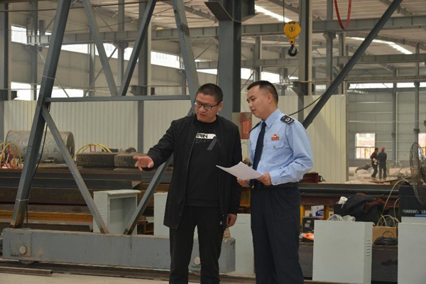 垫江县税务局“垫小二”工作室走进涪特智能装备（重庆）有限公司新建厂房，了解生产经营情况，宣传税收优惠政策。熊杰摄