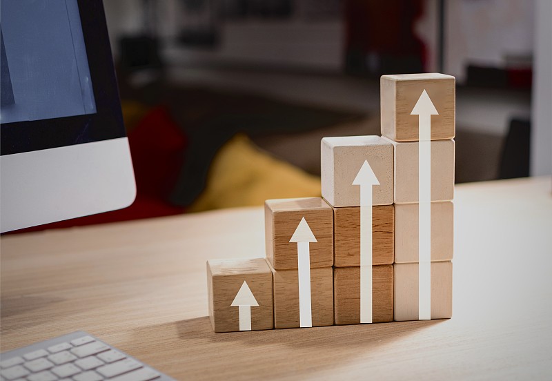 白色箭头向上移动木块,成就,概念,评级,满意度概念图片下载