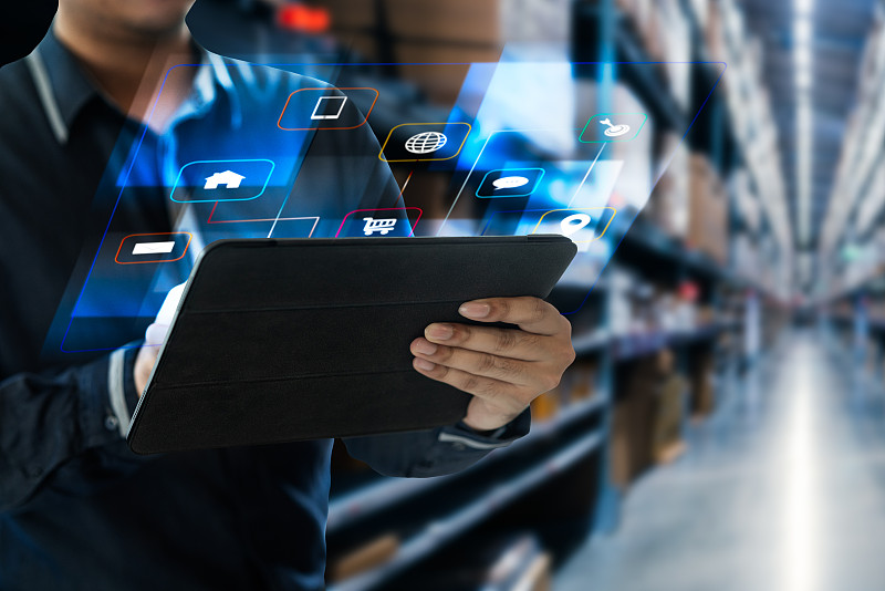 商人手持平板电脑与AR申请支票订单图片下载