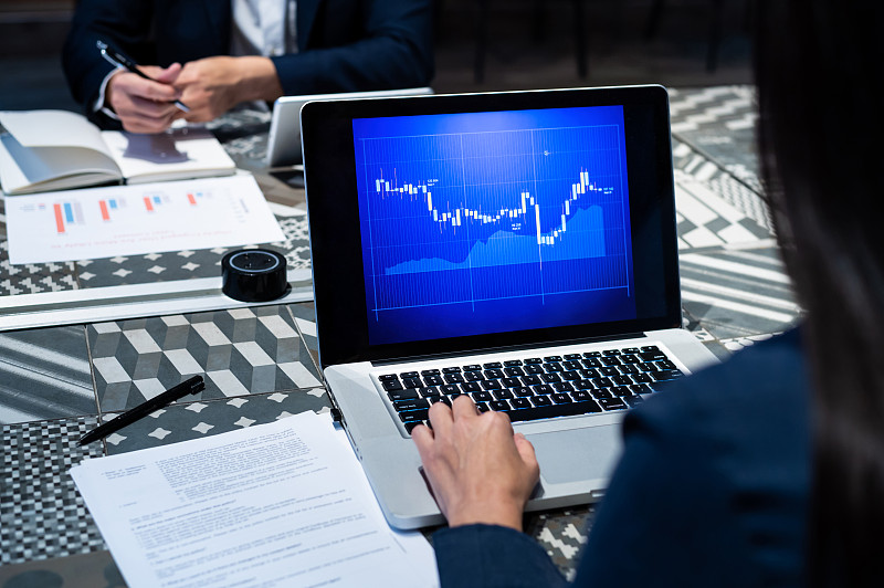 商业人士在现代办公室工作的特写图片下载