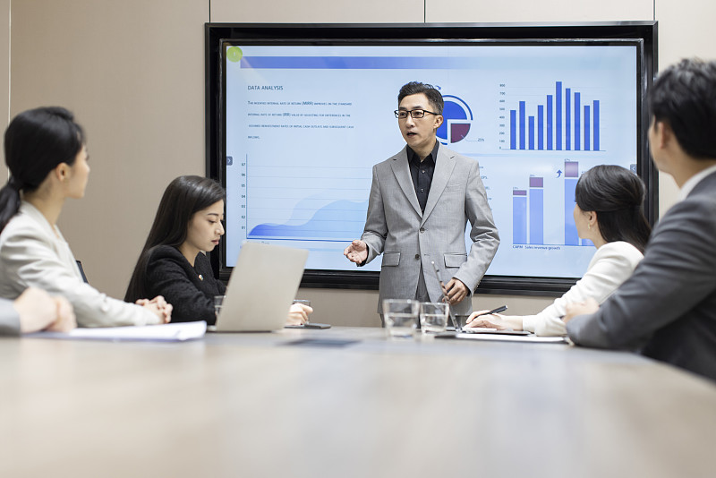 Confident business people having a meeting图片下载