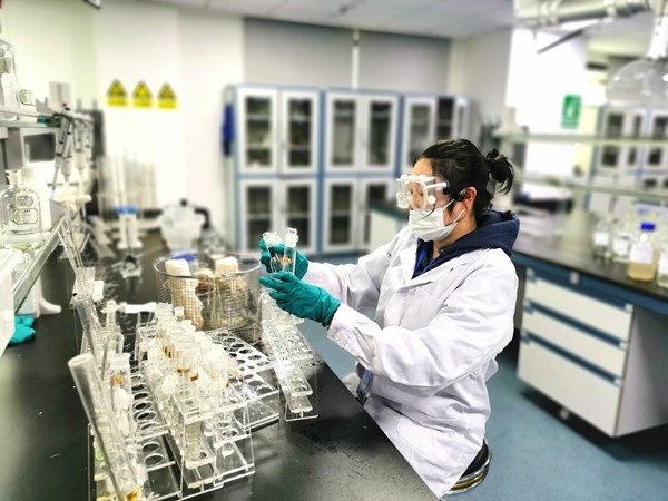 重庆水务集团水质检测公司工作人员进行水样分析试验。重庆水务集团供图